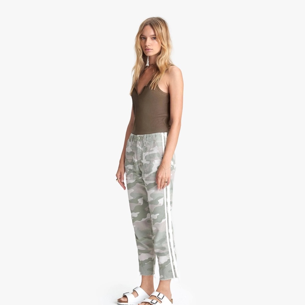 MOTHER DENIM The Shaker Chop Crop Pant in Desert Print